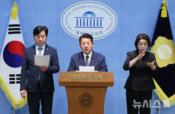 [서울=뉴시스] 김근수 기자 = 김병주 더불어민주당 국방위원회 간사가 30일 서울 여의도 국회 소통관에서 북한 지뢰 폭발 관련 규탄 기자회견을 하고 있다. 2026.09.30. ks@newsis.com