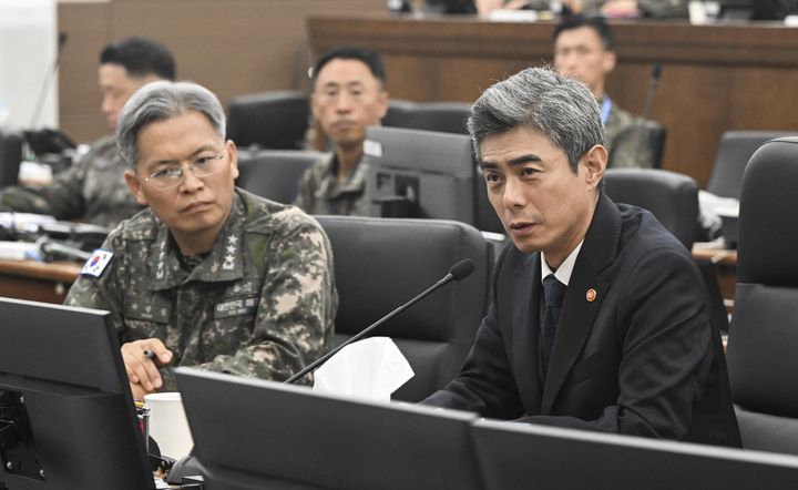 [서울=뉴시스] 강신철 국방부 장관이 30일 해군작전사령부를 방문해 작전 대비태세를 점검하고 있다. (사진=국방부 제공) 2026.09.30. photo@newsis.com *재판매 및 DB 금지