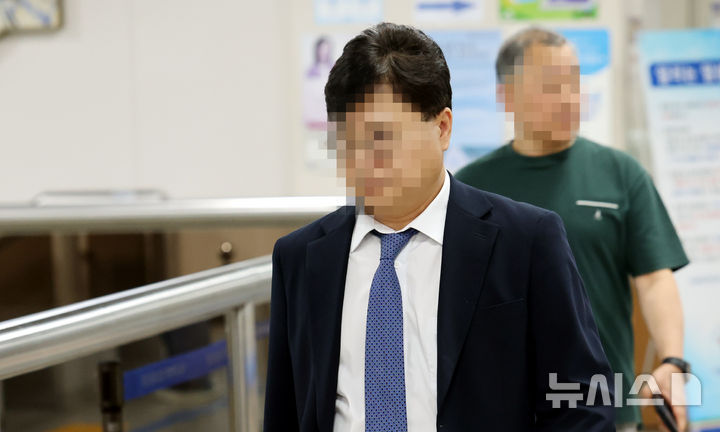 [서울=뉴시스] 박영태 기자 = 김승원 더불어민주당 의원의 이른바 '식약처 로비 의혹'에 연루된 제넨셀 창업자 강세찬씨가 징역 4년을 선고한 항소심 판결에 불복해 상고했다. 사진은 지난달 30일 오후 서울 서초구 서울고법에서 열린 제넨셀 코로나 치료제 임상 승인 관련 식약처 로비 의혹(김승원 관련) 강씨가 항소심 선고기일에 출석하는 모습. 2026.10.07. since1999@newsis.com