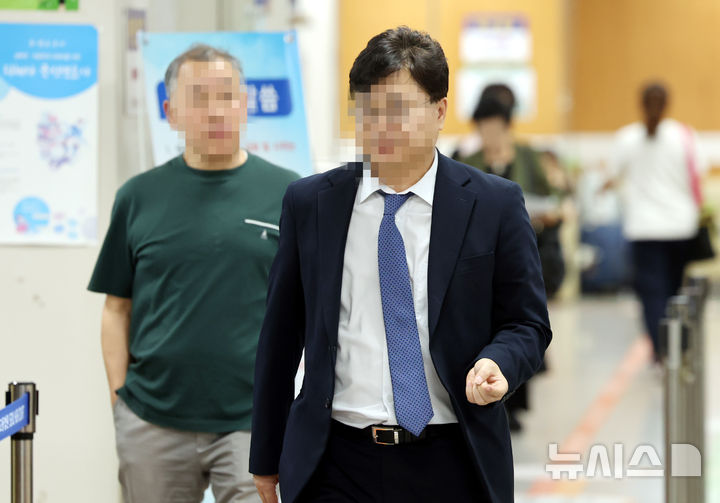 [서울=뉴시스] 박영태 기자 = 김승원 전 법무부장관 후보자의 이른바 '식약처 로비 의혹'에 연루된 제넨셀 창업자 강세찬씨가 항소심에서 형이 가중돼 징역 4년을 선고받았다. 30일 오후 서울 서초구 서울고법에서 열린 제넨셀 코로나 치료제 임상 승인 관련 식약처 로비 의혹(김승원 관련) 강씨가 항소심 선고기일에 출석하고 있다. 2026.09.30. since1999@newsis.com