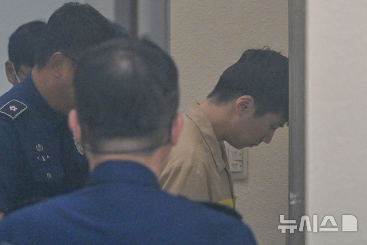 [전남광주=뉴시스] 이영주 기자 = 여고생 살해범 장윤기가 30일 오후 전남광주 동구 광주지법에서 1심 선고를 받으러 이동하고 있다. 2026.09.30. leeyj2578@newsis.com
