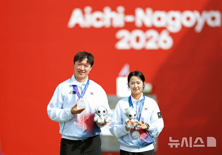 [오카자키(일본)=뉴시스] 김금보 기자 = 30일(현지 시간) 일본 아이치현 오카자키시 오카자키 중앙종합공원 내 다목적 광장에서 열린 2026 아이치·나고야 아시안게임 양궁 컴파운드 혼성 단체에서 은메달을 차지한 박정윤-최용희가 기념촬영을 하고 있다. 2026.09.30. kgb@newsis.com