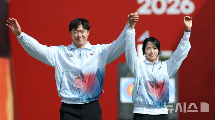 [오카자키(일본)=뉴시스] 김금보 기자 = 30일(현지 시간) 일본 아이치현 오카자키시 오카자키 중앙종합공원 내 다목적 광장에서 열린 2026 아이치·나고야 아시안게임 양궁 컴파운드 혼성 단체에서 은메달을 차지한 박정윤-최용희가 시상대에 오르고 있다. 2026.09.30. kgb@newsis.com