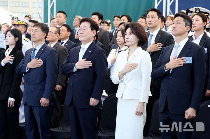 [울산=뉴시스] 조성봉 기자 = 이재명 대통령과 김혜경 여사가 30일 울산에서 열린 대호김종서함 진수식에서 국민의례를 하고 있다. 오른쪽은 정기선 HD현대회장. 2026.09.30. suncho21@newsis.com
