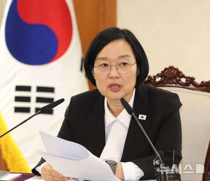 [서울=뉴시스] 조수정 기자 = 한성숙 국무총리가 30일 오후 서울 종로구 정부서울청사에서 제9차 국가첨단전략산업위원회 회의를 주재하고 있다. 2026.09.30. chocrystal@newsis.com