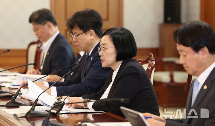 [서울=뉴시스] 조수정 기자 = 한성숙 국무총리가 30일 오후 서울 종로구 정부서울청사에서 제9차 국가첨단전략산업위원회 회의를 주재하고 있다. 2026.09.30. chocrystal@newsis.com