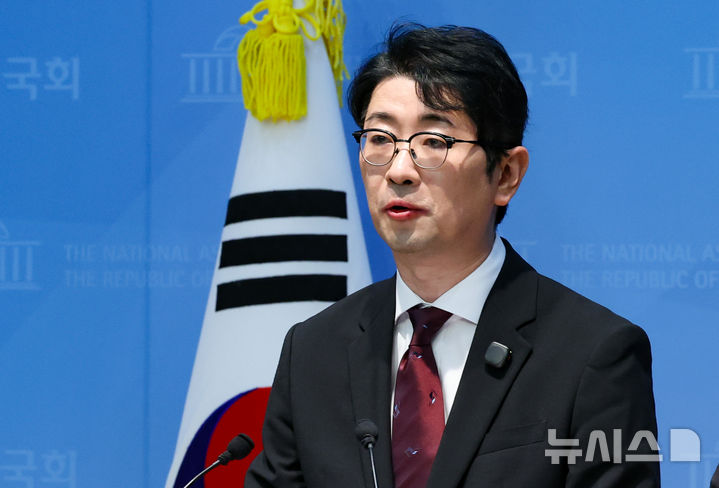 [서울=뉴시스] 김근수 기자 = 주진우 국민의힘 의원이 30일 오후 서울 여의도 국회 소통관에서 이재명 대통령이 SNS에 공개한 문건 사진에 ‘선관위 특검’, ‘올림픽공원 핸드볼경기장 내 투표용지 재검표’ 등의 문구가 노출된 것과 관련해 기자회견을 하고 있다. 2026.09.30. ks@newsis.com