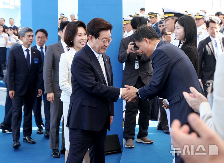 [울산=뉴시스] 조성봉 기자 = 이재명 대통령이 30일 울산에서 열린 대호김종서함 진수식에 입장하며 참석자들과 인사하고 있다. 2026.09.30. suncho21@newsis.com