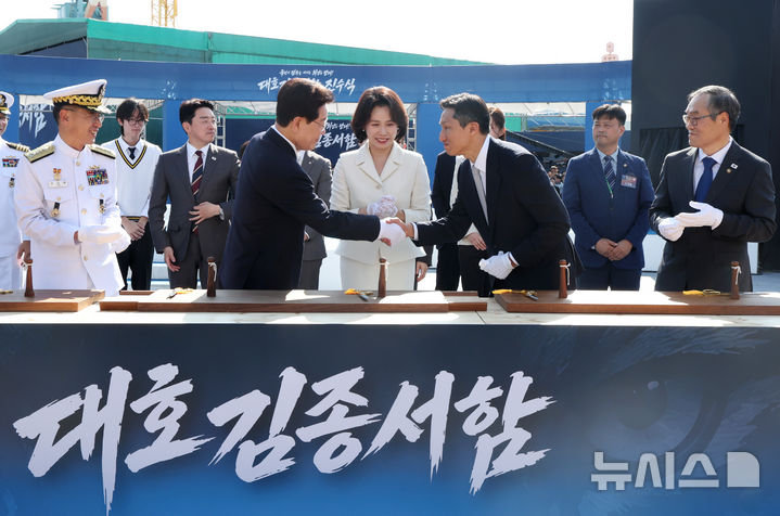 [울산=뉴시스] 조성봉 기자 = 이재명 대통령이 30일 울산에서 열린 대호김종서함 진수식에서 안전항해 기원의식을 하며 정기선 HD현대 회장과 인사하고 있다. 2026.09.30. suncho21@newsis.com
