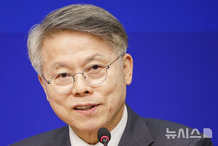 [서울=뉴시스] 정병혁 기자 = 민형배 전남광주통합특별시장이 30일 서울 여의도 국회에서 열린 2026 더불어민주당 전남광주 예산정책협의회에서 발언하고 있다. 2026.09.30. jhope@newsis.com