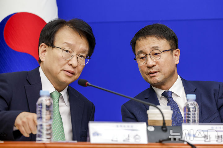 [서울=뉴시스] 정병혁 기자 = 한병도 더불어민주당 원내대표와 권칠승 정책위의장이 30일 서울 여의도 국회에서 열린 2026 더불어민주당 전남광주 예산정책협의회에서 대화하고 있다. 2026.09.30. jhope@newsis.com