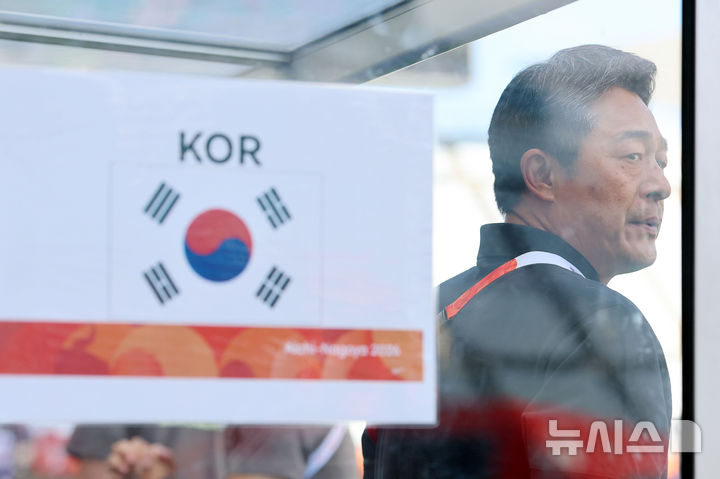 [오사카(일본)=뉴시스] 황준선 기자 = 30일(현지시간) 일본 오사카 나가이 스타디움에서 열린 2026 아이치·나고야 아시안게임 남자 축구 준결승 한국과 중국의 경기, 한국 이민성 감독이 경기 시작을 기다리고 있다. 2026.09.30. hwang@newsis.com