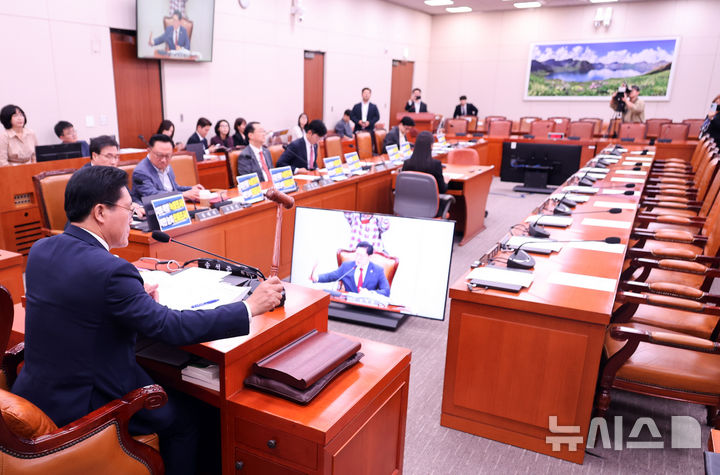 [서울=뉴시스] 최진석 기자 = 송석준 국회 외교통일위원회 위원장이 30일 여의도 국회에서 열린 제439회 국회(정기회) 외교통일위원회 제2차 전체회의를 주재하고 있다. 이날 더불어민주당 의원들은 회의에 불참했다. 2026.09.30. myjs@newsis.com