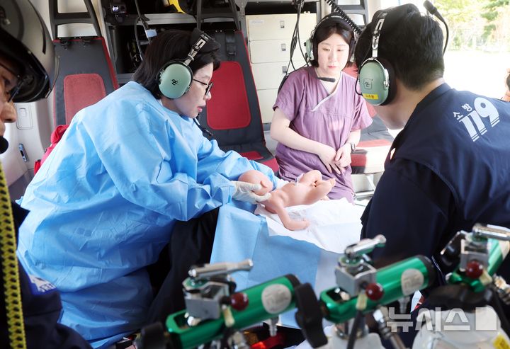  [부산=뉴시스] 하경민 기자 = 부산소방재난본부 119특수대응단과 해운대백병원 권역모자의료센터 의료진 등이 30일 부산 해운대구 소방헬기장에서 헬기 내 출산 등 고위험 임산부와 신생아의 안전한 항공 이송을 위한 합동훈련을 하고 있다. (사진은 기사와 관련이 없습니다.) 2026.09.30. yulnetphoto@newsis.com