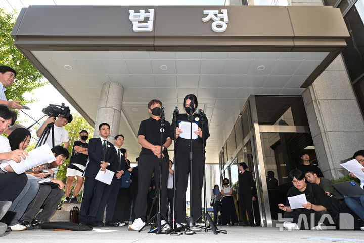 [전남광주=뉴시스] 이영주 기자 = '여고생 살해범' 장윤기가 1심에서 무기징역을 선고받은 30일 오후 전남광주 동구 광주지법에서 장윤기에게 살해된 고(故) 이채원양의 부모가 입장문을 읽고 있다. 2026.09.30. leeyj2578@newsis.com