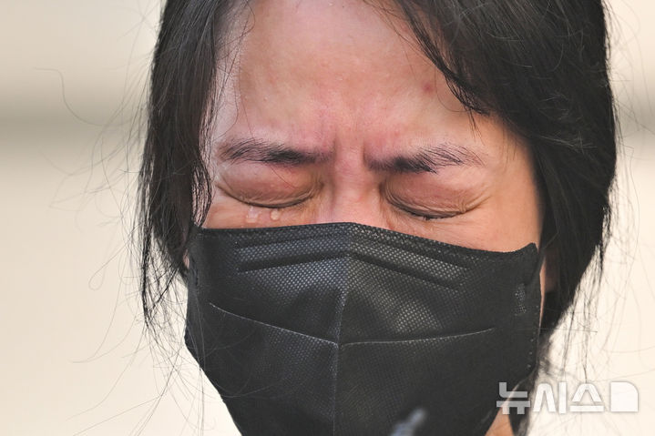 [전남광주=뉴시스] 이영주 기자 = '여고생 살해범' 장윤기가 1심에서 무기징역을 선고받은 30일 오후 전남광주 동구 광주지법에서 고(故) 이채원양의 어머니가 입장문을 읽고 있다. 2026.09.30. leeyj2578@newsis.com