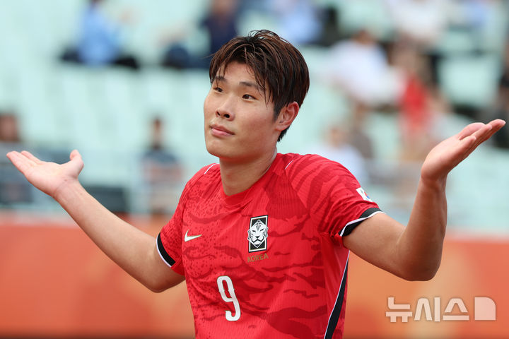 [오사카(일본)=뉴시스] 황준선 기자 = 30일(현지시간) 일본 오사카 나가이 스타디움에서 열린 2026 아이치·나고야 아시안게임 남자 축구 준결승 한국과 중국의 경기, 전반 한국 이영준이 팀의 첫 번째 골을 넣고 세리머니 하고 있다. 2026.09.30. hwang@newsis.com