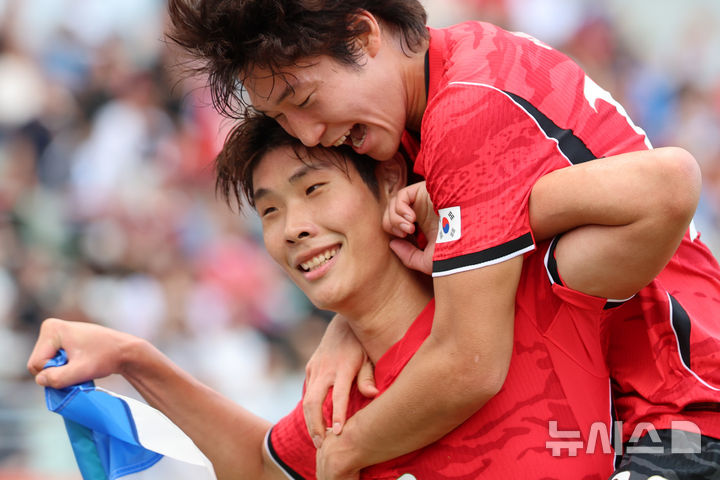 [오사카(일본)=뉴시스] 황준선 기자 = 30일(현지시간) 일본 오사카 나가이 스타디움에서 열린 2026 아이치·나고야 아시안게임 남자 축구 준결승 한국과 중국의 경기, 전반 한국 이영준이 팀의 첫 번째 골을 넣고 세리머니 하고 있다. 2026.09.30. hwang@newsis.com