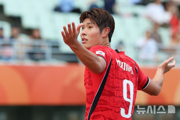 [오사카(일본)=뉴시스] 황준선 기자 = 30일(현지시간) 일본 오사카 나가이 스타디움에서 열린 2026 아이치·나고야 아시안게임 남자 축구 준결승 한국과 중국의 경기, 전반 한국 이영준이 팀의 첫 번째 골을 넣고 세리머니 하고 있다. 2026.09.30. hwang@newsis.com