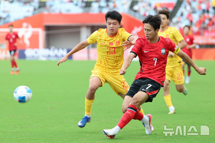 [오사카(일본)=뉴시스] 황준선 기자 = 30일(현지시간) 일본 오사카 나가이 스타디움에서 열린 2026 아이치·나고야 아시안게임 남자 축구 준결승 한국과 중국의 경기, 후반 한국 엄지성이 패스하고 있다. 2026.09.30. hwang@newsis.com