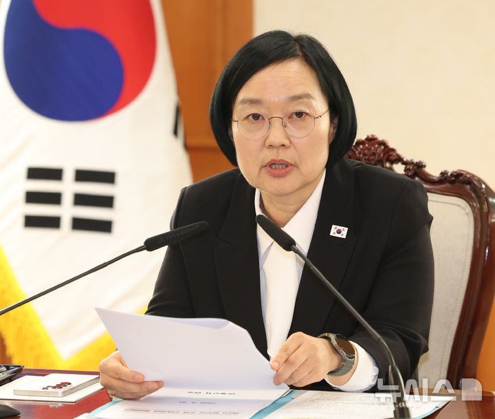 [서울=뉴시스] 조수정 기자 = 한성숙 국무총리가 30일 오후 서울 종로구 정부서울청사에서 제3차 범부처 주택 신속공급 점검회의를 주재하고 있다. 2026.09.30. chocrystal@newsis.com