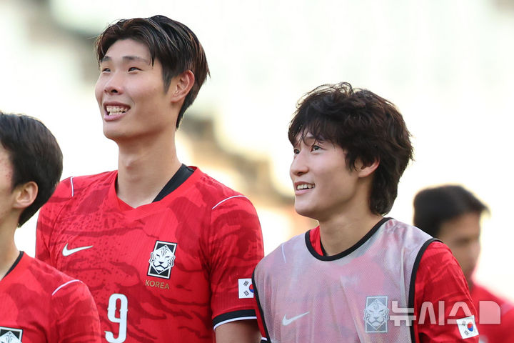 [오사카(일본)=뉴시스] 황준선 기자 = 30일(현지시간) 일본 오사카 나가이 스타디움에서 열린 2026 아이치·나고야 아시안게임 남자 축구 준결승 한국과 중국의 경기, 2-1 승리를 거둔 한국 배준호와 이영준이 기뻐하고 있다. 2026.09.30. hwang@newsis.com