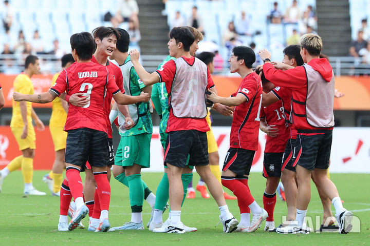 [오사카(일본)=뉴시스] 황준선 기자 = 30일(현지시간) 일본 오사카 나가이 스타디움에서 열린 2026 아이치·나고야 아시안게임 남자 축구 준결승 한국과 중국의 경기, 2-1 승리를 거둔 대한민국 선수들이 자축하고 있다. 2026.09.30. hwang@newsis.com
