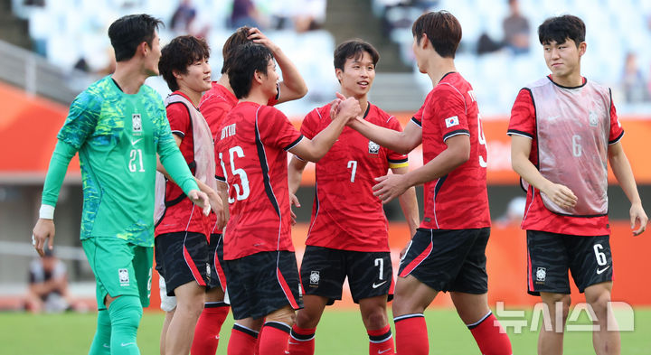 [오사카(일본)=뉴시스] 황준선 기자 = 30일(현지시간) 일본 오사카 나가이 스타디움에서 열린 2026 아이치·나고야 아시안게임 남자 축구 준결승 한국과 중국의 경기, 2-1 승리를 거둔 대한민국 선수들이 자축하고 있다. 2026.09.30. hwang@newsis.com