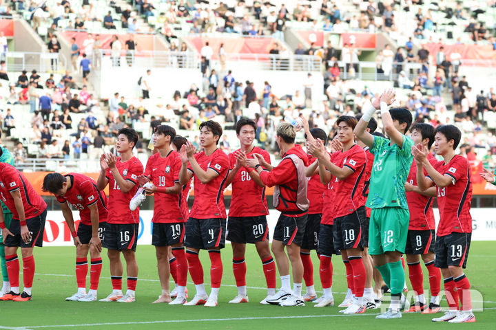[오사카(일본)=뉴시스] 황준선 기자 = 30일(현지시간) 일본 오사카 나가이 스타디움에서 열린 2026 아이치·나고야 아시안게임 남자 축구 준결승 한국과 중국의 경기, 2-1 승리를 거둔 대한민국 선수들이 관중들에게 인사하고 있다. 2026.09.30. hwang@newsis.com