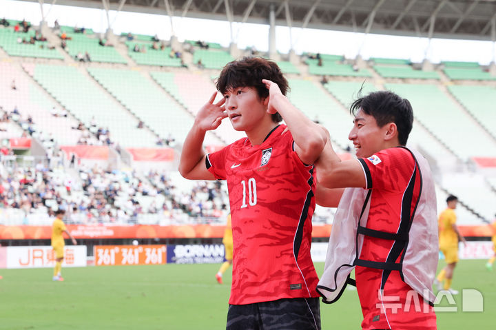 [오사카(일본)=뉴시스] 황준선 기자 = 30일(현지시간) 일본 오사카 나가이 스타디움에서 열린 2026 아이치·나고야 아시안게임 남자 축구 준결승 한국과 중국의 경기, 후반 한국 배준호가 팀의 두 번째 골을 넣은 뒤 세리머니하고 있다. 2026.09.30. hwang@newsis.com