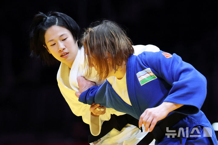 [나고야(일본)=뉴시스] 이영환 기자 = 30일 오후(현지 시간) 일본 아이치현 나고야시 아이치 인터네셔날 아레나에서 열린 2026 아이치·나고야 아시안게임 유도 여자 52kg급 결승, 한국 장세윤이 우즈베키스탄 시타 카담보에바와 경기를 펼치고 있다. 장세윤은 은메달을 획득했다. 2026.09.30. 20hwan@newsis.com