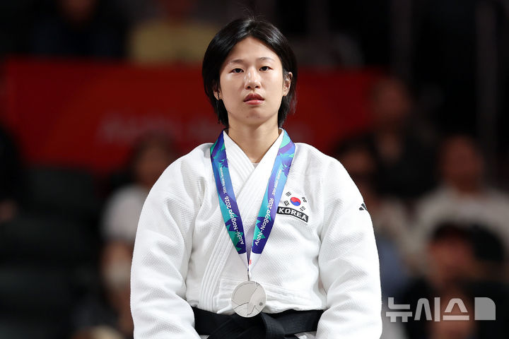[나고야(일본)=뉴시스] 이영환 기자 = 30일 오후(현지 시간) 일본 아이치현 나고야시 아이치 인터네셔날 아레나에서 열린 2026 아이치·나고야 아시안게임 유도 여자 52kg급 시상식에서 한국 장세윤이 은메달을 목에 걸고 있다. 2026.09.30. 20hwan@newsis.com
