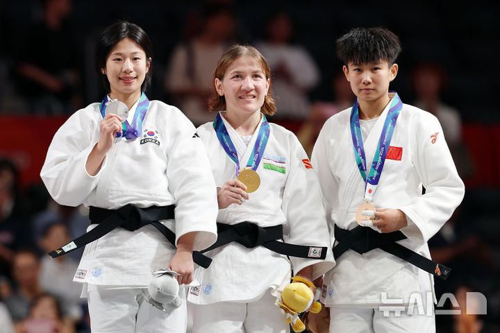 [나고야(일본)=뉴시스] 이영환 기자 = 30일 오후(현지 시간) 일본 아이치현 나고야시 아이치 인터네셔날 아레나에서 열린 2026 아이치·나고야 아시안게임 유도 여자 52kg급 시상식에서 은메달을 획득한 한국 장세윤이 포즈를 취하고 있다. 2026.09.30. 20hwan@newsis.com