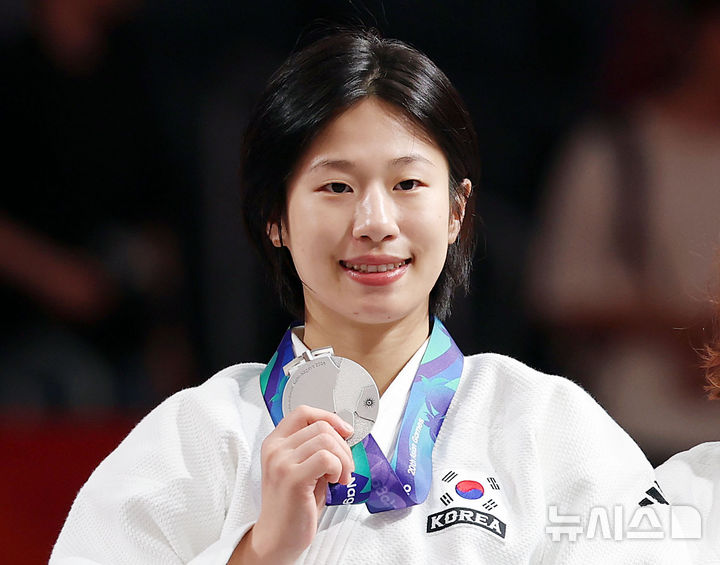 [나고야(일본)=뉴시스] 이영환 기자 = 30일 오후(현지 시간) 일본 아이치현 나고야시 아이치 인터네셔날 아레나에서 열린 2026 아이치·나고야 아시안게임 유도 여자 52kg급 시상식에서 은메달을 획득한 한국 장세윤이 포즈를 취하고 있다. 2026.09.30. 20hwan@newsis.com