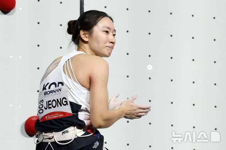 [나고야(일본)=뉴시스] 김금보 기자 = 30일(현지 시간) 일본 포트메세 나고야에서 열린 2026 아이치·나고야 아시안게임 클라이밍 여자 스피드4 결승에서 한국 정지민이 기록 확인을 하고 있다. 정지민은 동메달을 획득했다. 2026.09.30. kgb@newsis.com