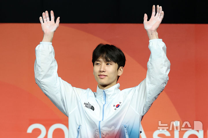[나고야(일본)=뉴시스] 김금보 기자 = 30일(현지 시간) 일본 아이치현 나고야시 나고야 국제 전시장에서 열린 2026 아이치·나고야 아시안게임 스포츠클라이밍 남자 볼더 시상식에서 은메달을 획득한 이도현이 기뻐하고 있다. 2026.09.30. kgb@newsis.com