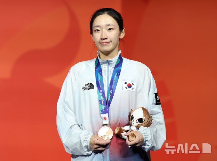 [나고야(일본)=뉴시스] 김금보 기자 = 30일(현지 시간) 일본 포트메세 나고야에서 열린 2026 아이치·나고야 아시안게임 클라이밍 여자 스피드4 시상식에서 한국 정지민이 동메달을 목에 걸고 있다. 2026.09.30. kgb@newsis.com