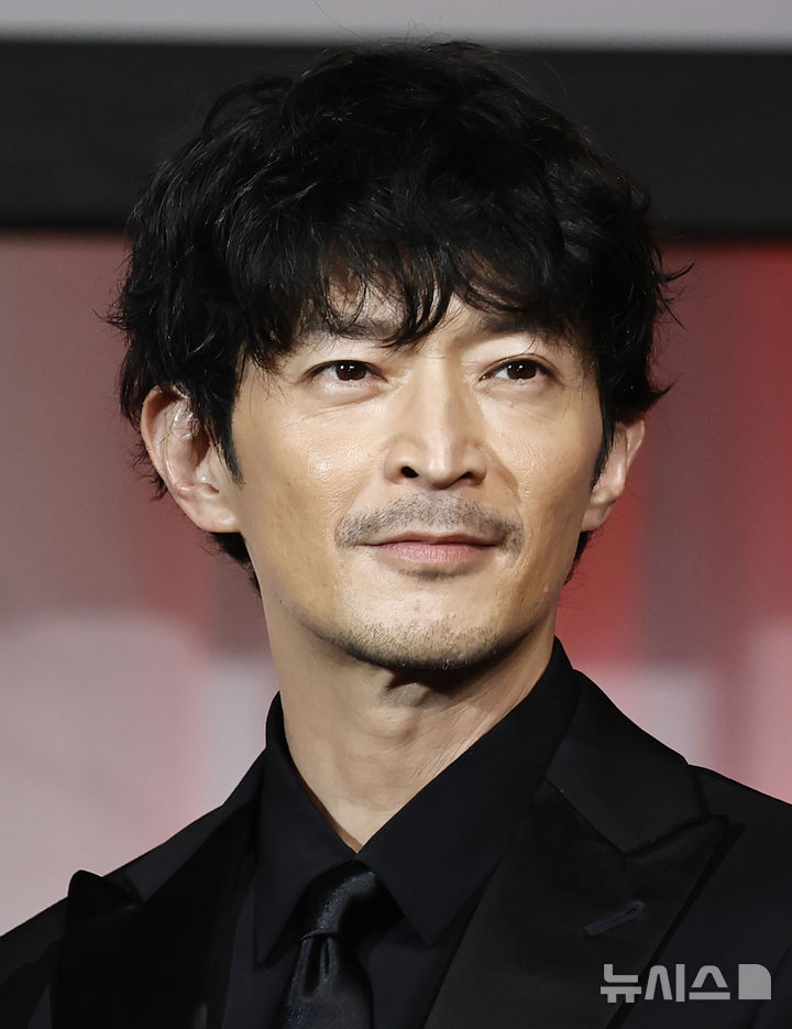 [도쿄=AP/뉴시스]도쿄 지방법원이 30일 인기 일본 애니메이션 성우 츠다 겐지로(津田健次郎)가 자신의 중저음 목소리를 인공지능(AI)으로 복제한 계정을 무단으로 사용한 틱톡 계정 폐쇄를 요구한 소송에서 인간의 목소리에 법적 보호를 부여하는 획기적 판결을 내려 틱톡 계정을 정지시켰다. 사진은 소송을 제기한 츠다 겐지로. 2026.10.01.