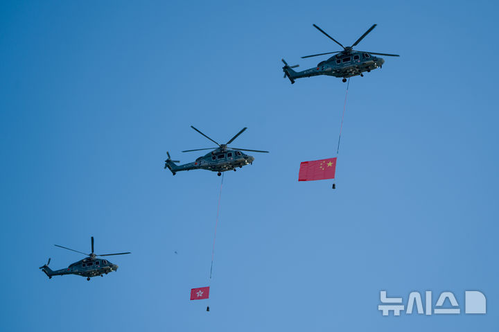 [홍콩=AP/뉴시스] 홍콩에서 아시아태평양경제협력체(APEC) 재무장관회의가 열릴 예정인 가운데 홍콩 당국이 테러 위험 수준을 '중간'으로 유지하고 회의장 주변 경비를 대폭 강화했다. 사진은 지난 10월1일 홍콩 도심 상공에 헬기가 비행 중인 모습. 2026.10.19 