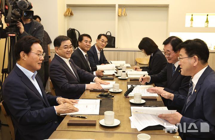 [서울=뉴시스]지난 30일 오후 서울 여의도 한 식당에서 경남도와 더불어민주당 경남 출신 국회의원들과의 예산정책협의회가 열리고 있다. 왼쪽부터 시계방향으로 박완수 경남도지사, 허성무 국회의원, 유해남 경남도 대변인, 박성준 교통건설국장, 이미화 산업국장, 민홍철 국회의원, 김정호 국회의원.(사진=경남도 제공) 2026.09.30. photo@newsis.com 