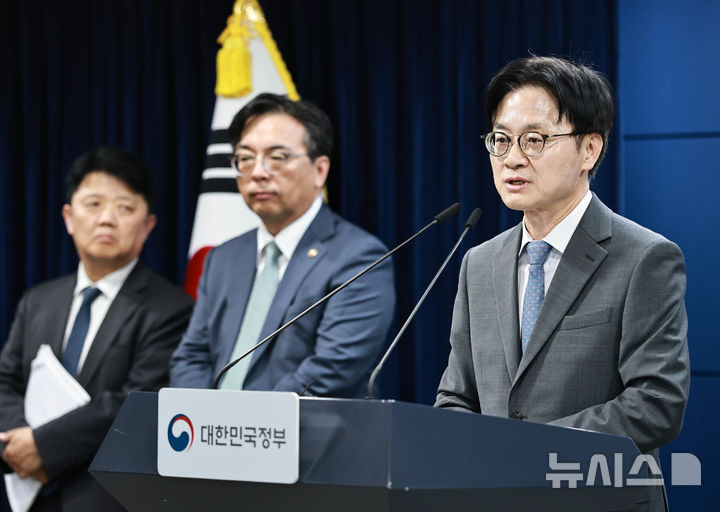[세종=뉴시스] 김정관 산업통상부 장관은 1일 한미 공식 발표에 앞서 지난달 22일 서울 광화문 정부서울청사에서 대미투자 프로젝트 관련 백브리핑을 열고 대미 전략투자 1호 사업으로 223억 달러 규모의 텍사스 엔시날 가스복합화력발전소가 최종 선정됐다고 밝혔다.(사진=산업부 제공)