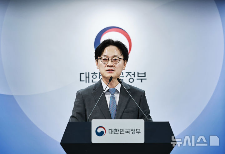 [세종=뉴시스] 김정관 산업통상부 장관은 1일 한미 공식 발표에 앞서 지난달 22일 서울 광화문 정부서울청사에서 대미투자 프로젝트 관련 백브리핑을 열고 대미 전략투자 1호 사업으로 223억 달러 규모의 텍사스 엔시날 가스복합화력발전소가 최종 선정됐다고 밝혔다.(사진=산업부 제공)
