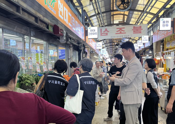 [서울=뉴시스] 서울시 관계자들이 전통시장에서 민관합동 특별점검을 하고 있다. (사진=서울시 제공) 2026.10.01. photo@newsis.com *재판매 및 DB 금지