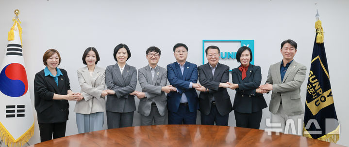 [군포=뉴시스] 시장-의회 소통간담회 참석자들이 상호 협력을 다짐하고 있다. (사진=군포시 제공). 2026.10.01. photo@newsis.com 