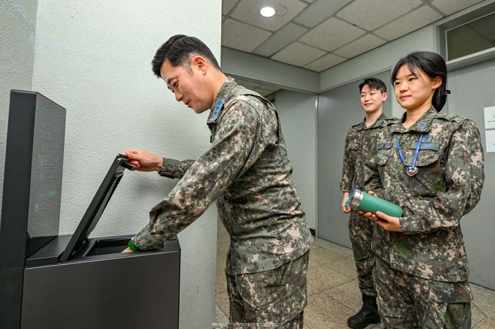 [서울=뉴시스] LG전자가 공군 장병들의 생활 편의를 높이는 동시에 부대 내 다회용컵 사용 문화를 확산하기 위해 텀블러 세척기 'LG 마이컵(myCup)'을 공급한다. 공군 장병들이 마이컵을 사용하는 모습. (사진=LG전자 제공). 2026.10.01. photo@newsis.com *재판매 및 DB 금지