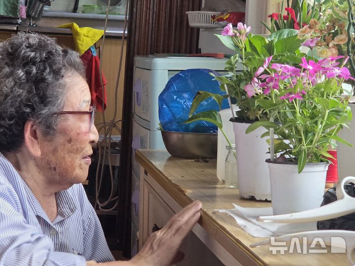 [세종=뉴시스]농촌진흥청 국립원예특작과학원은 전북지방우정청과 함께 추진한 '반려식물 마음돌봄 프로그램'을 진행한 결과, 참여자들의 외로움이 24.5% 줄어들고 생활만족도가 28.9% 향상되는 효과를 거뒀다고 1일 밝혔다.(사진=농진청 제공)