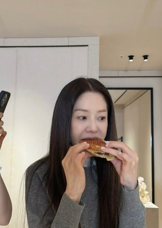 [서울=뉴시스] 고현정이 붕어빵을 먹는 모습이다. (사진=고현정 SNS 캡처) 2026.10.01. photo@newsis.com *재판매 및 DB 금지