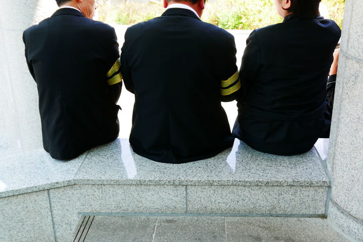 [서울=뉴시스] 어머니의 장례를 치르던 중 아내가 조문객이 오는 자리에서도 휴대폰을 봤다는 남성의 사연이 알려졌다. (사진 출처=유토이미지)