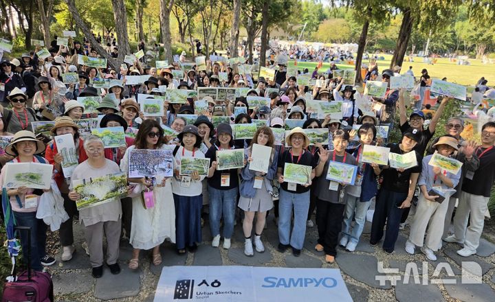 [서울=뉴시스] 지난 19일 서울숲 내 '삼표 정원'에서 열린 어반스케쳐스 서울 9월 정기모임에서 참가자들이 각자 완성한 그림을 들고 기념 촬영을 하고 있다. (사진=삼표그룹 제공)