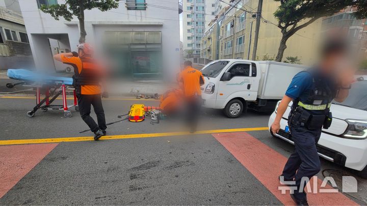 [제주=뉴시스] 지난달 30일 오후 제주시 도남동 소재 도로에서 차량 돌진 사고가 발생해 경찰과 소방당국이 수습에 나서고 있다. (사진=제주소방안전본부 제공) 2026.10.01. photo@newsis.com 